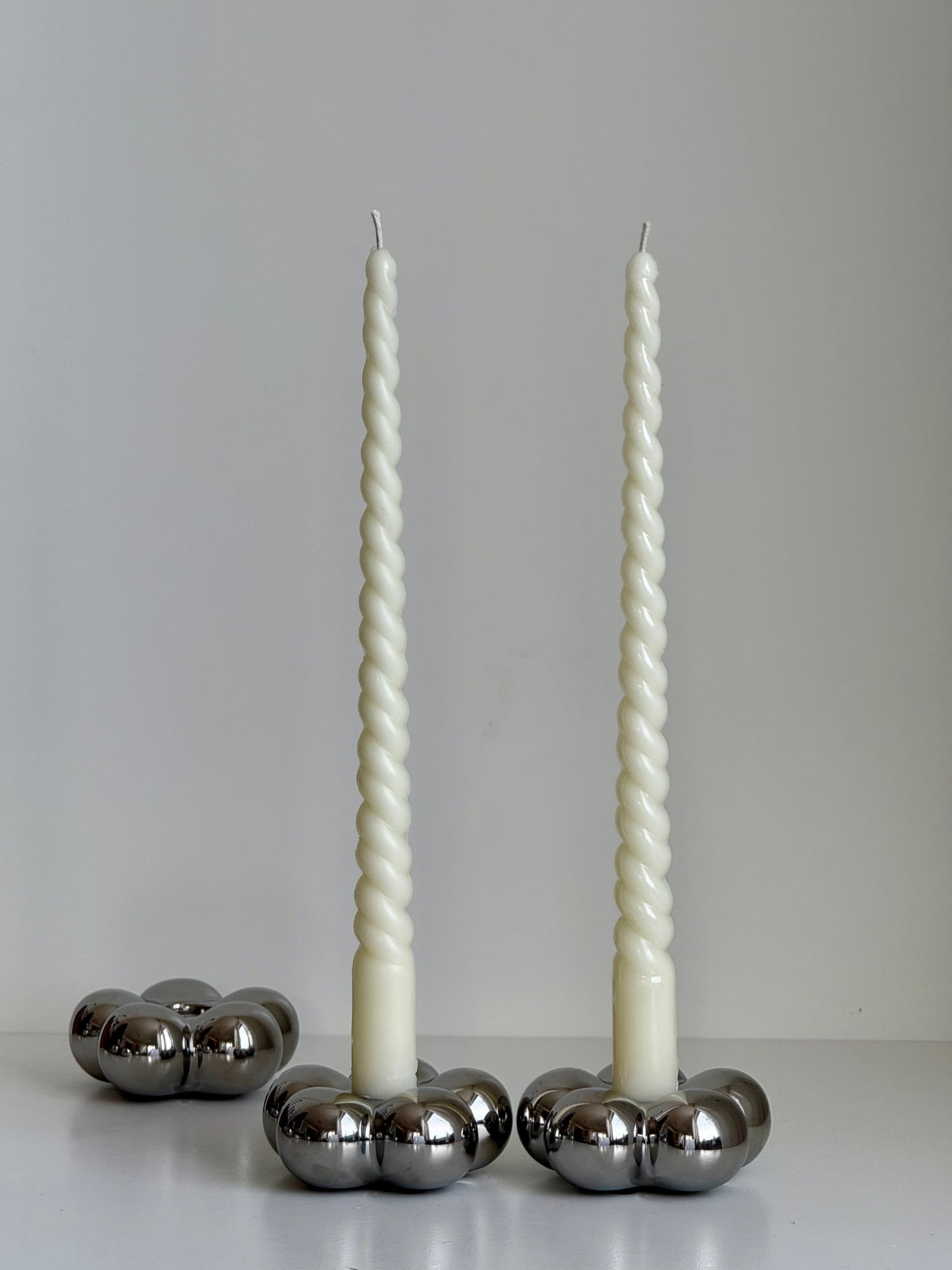 Keramischer Kerzenhalter BLUME mit Kerzen